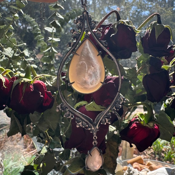 Jewel of the Lethe mother of pearl necklace - Picture 2 of 2